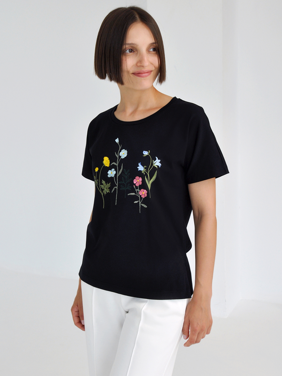 Женская черная футболка со спущенным плечом и разрезами с вышивкой "Мир цветов"