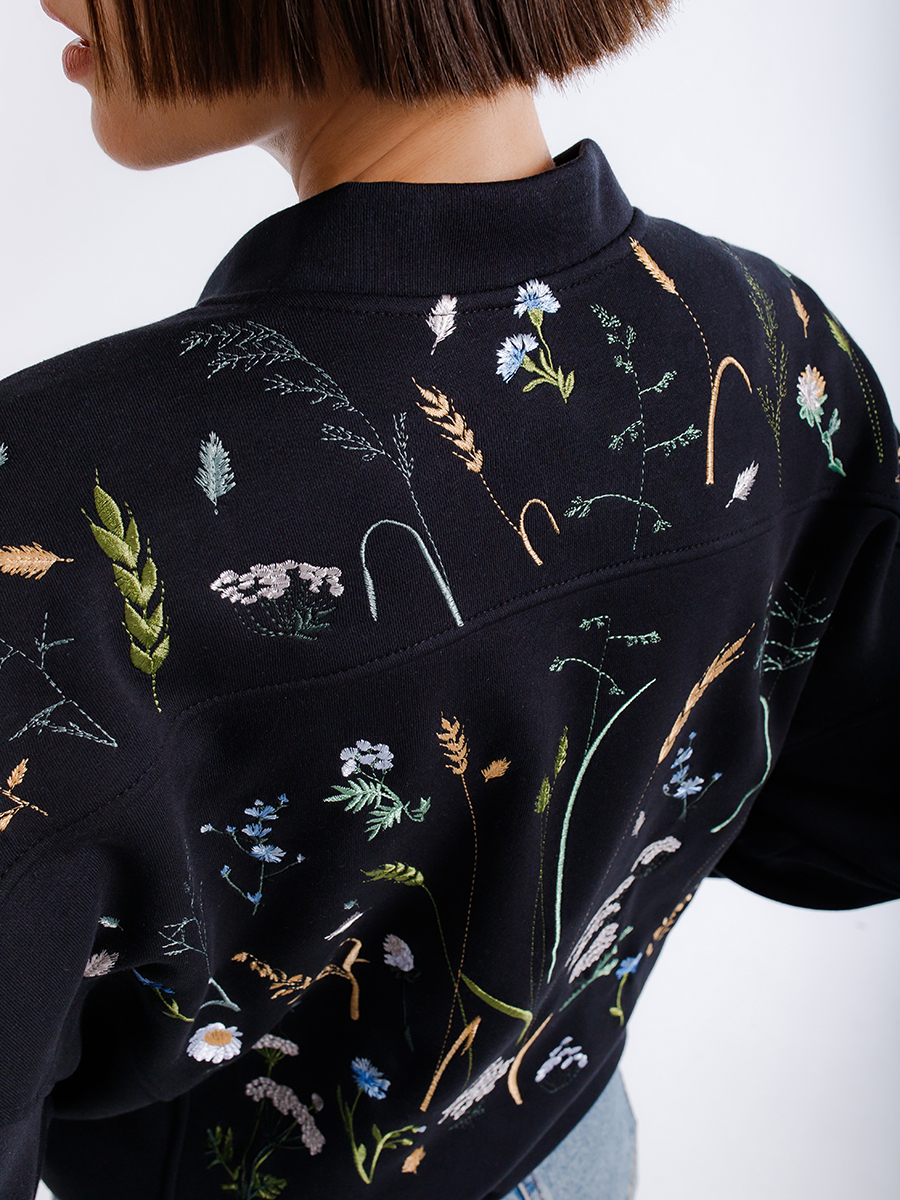 Бомбер черный женский с вышивкой "Цветущий ветер"