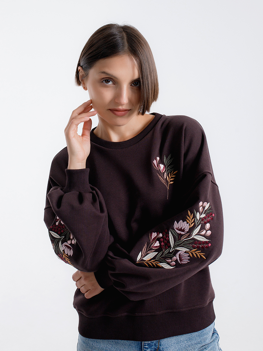 Горький шоколад женский свитшот оверсайз с цветочной вышивкой на рукавах