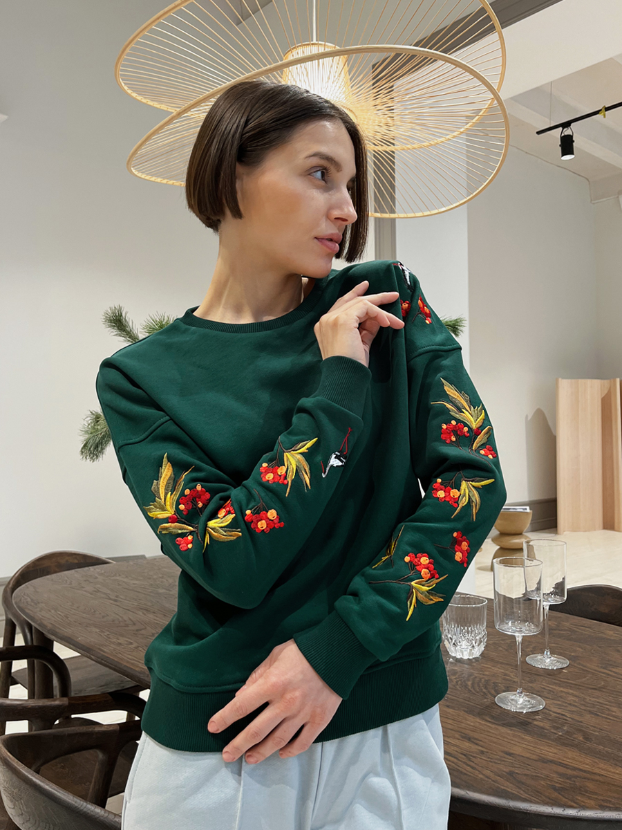 Женский свитшот изумрудный с вышивкой "Грозди рябины"
