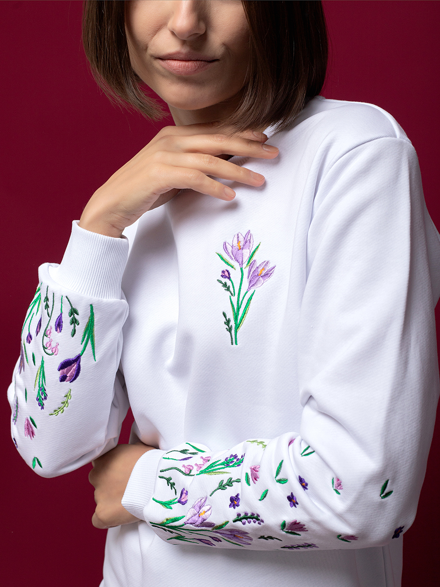 Женский свитшот белый прямого кроя с вышивкой "Крокусы"