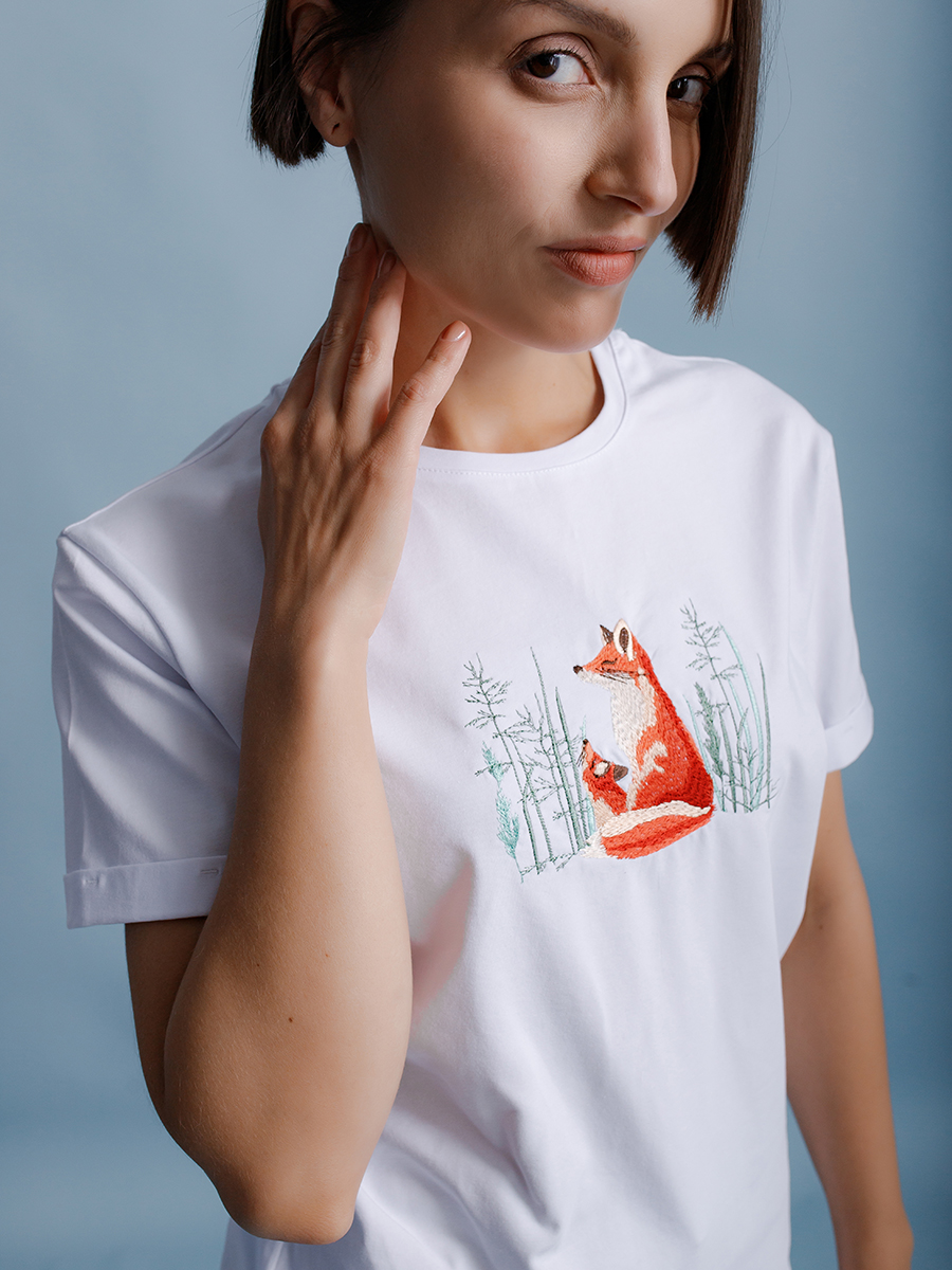 Женская футболка белая оверсайз с вышивкой "Лисички"