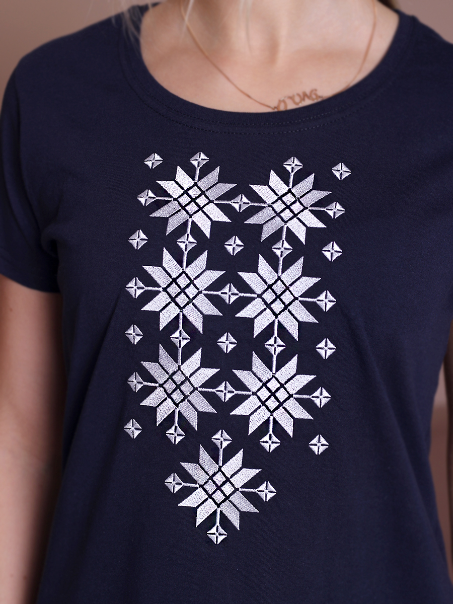 Женская футболка темно-синяя с белой вышивкой "Жыццё" 