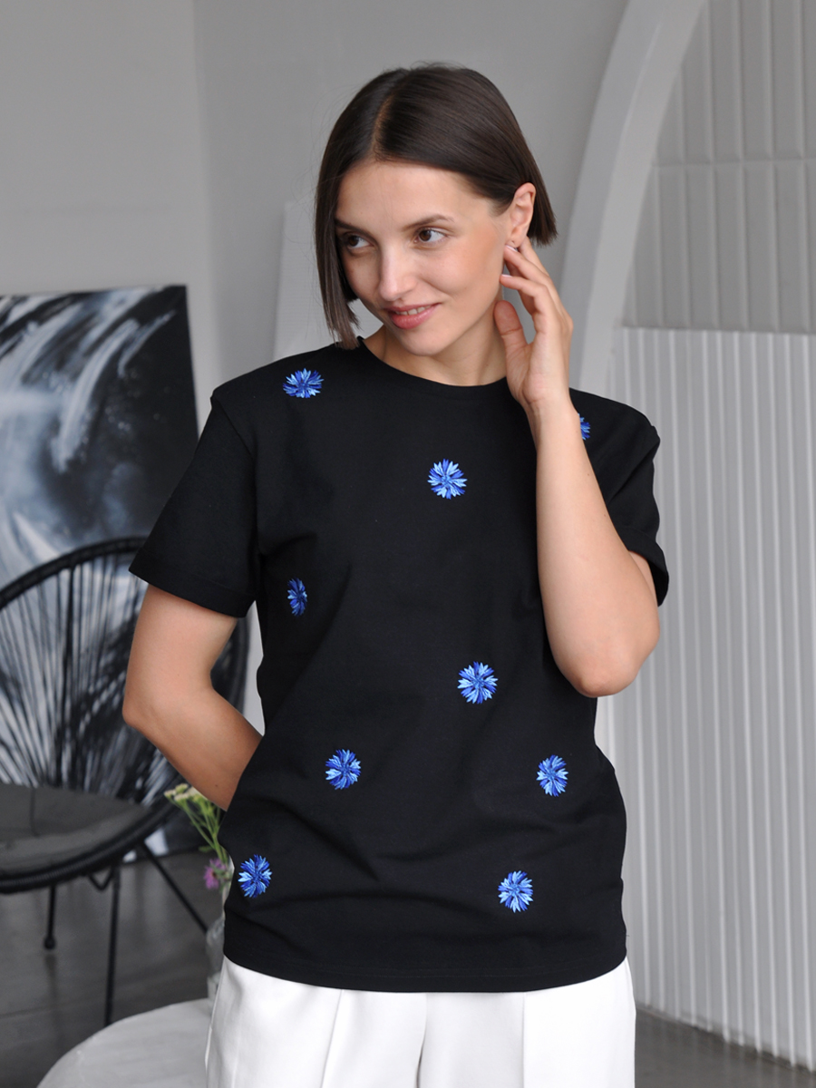 Женская черная футболка оверсайз с вышивкой "Василёчки"