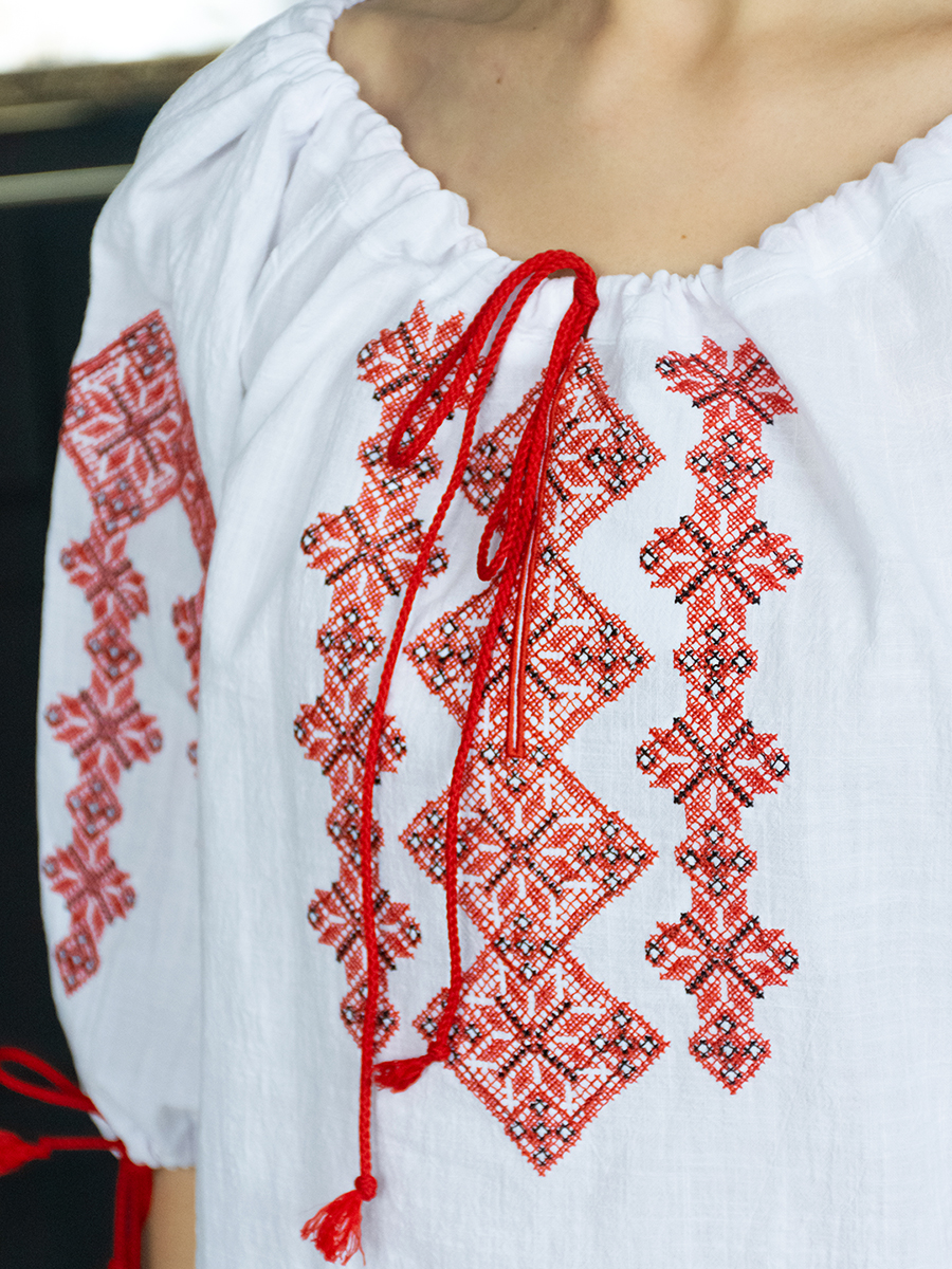 Белая блузка с красной вышивкой "Орнамент" 
