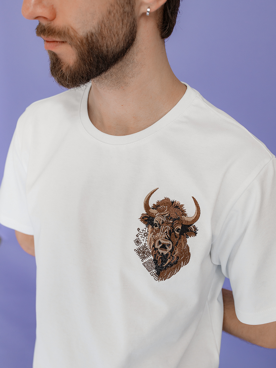 Белая футболка мужская с вышивкой "Бизон"