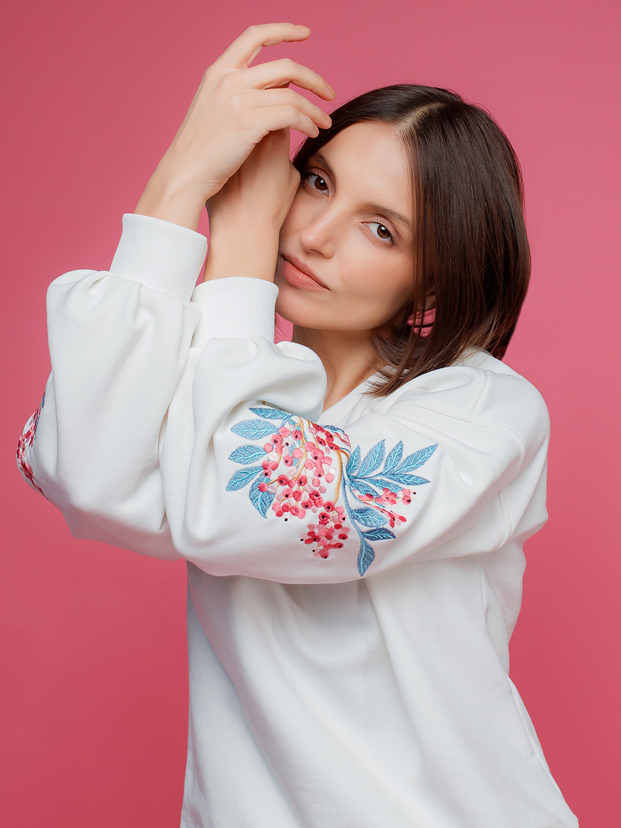 Молочный женский свитшот оверсайз с вышивкой "Хрустальная ягода" на рукавах