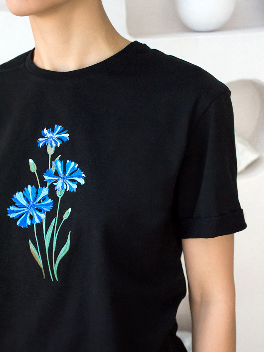 Женская черная футболка оверсайз с вышивкой "Василек"