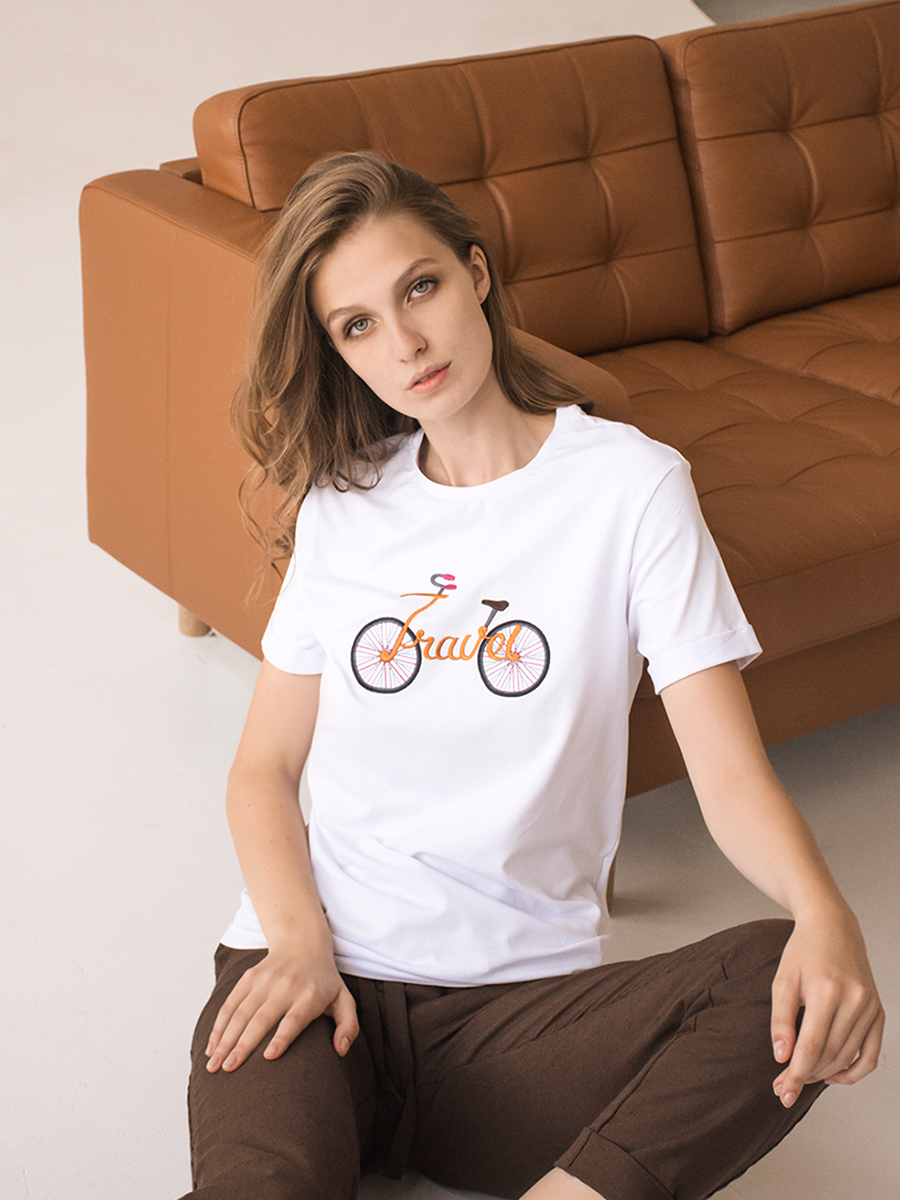 Женская белая футболка оверсайз с вышивкой "TRAVEL"