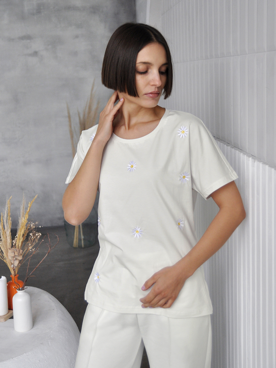 Женская молочная футболка со спущенным плечом с вышивкой "Ромашечки"