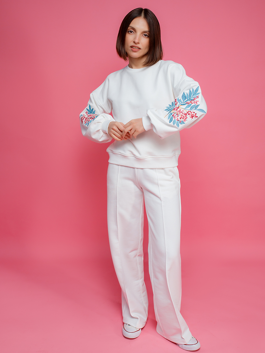 Молочный женский свитшот оверсайз с вышивкой "Хрустальная ягода" на рукавах