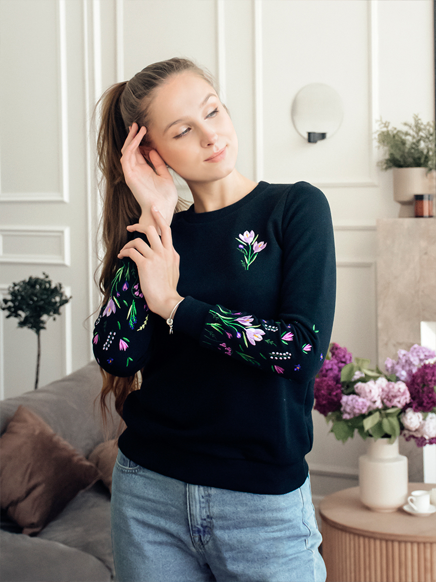 Женский свитшот черный с вышивкой "Крокусы"