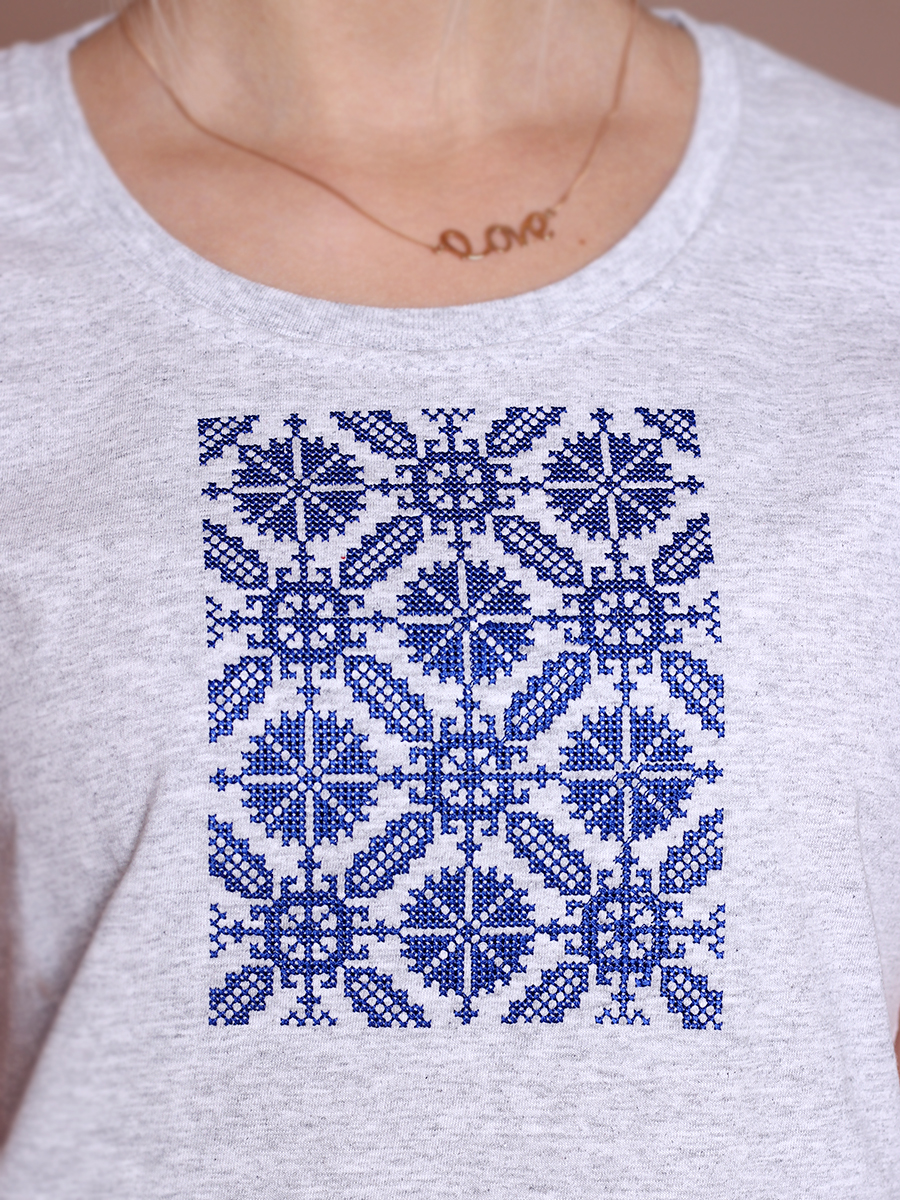 Женская футболка серая с синей вышивкой "Пяшчота"