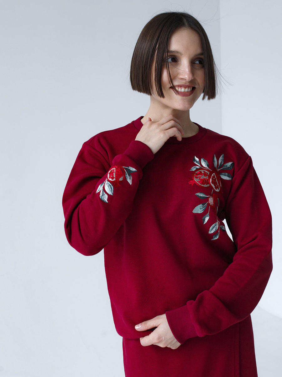 Женский свитшот винный прямого кроя с вышивкой "Гранат"