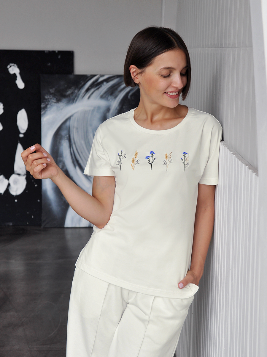 Женская молочная футболка со спущенным плечом с вышивкой "Шёпот полей"