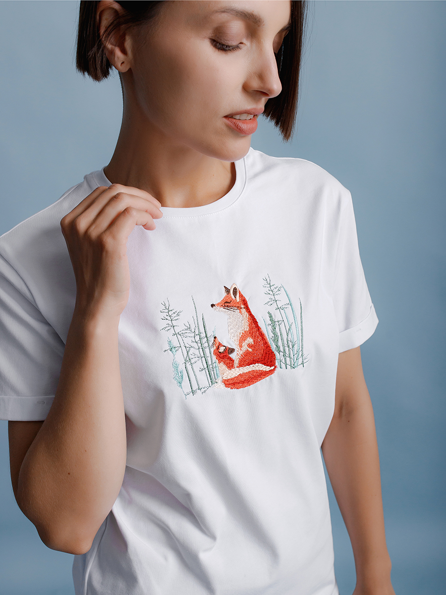 Женская футболка белая оверсайз с вышивкой "Лисички"
