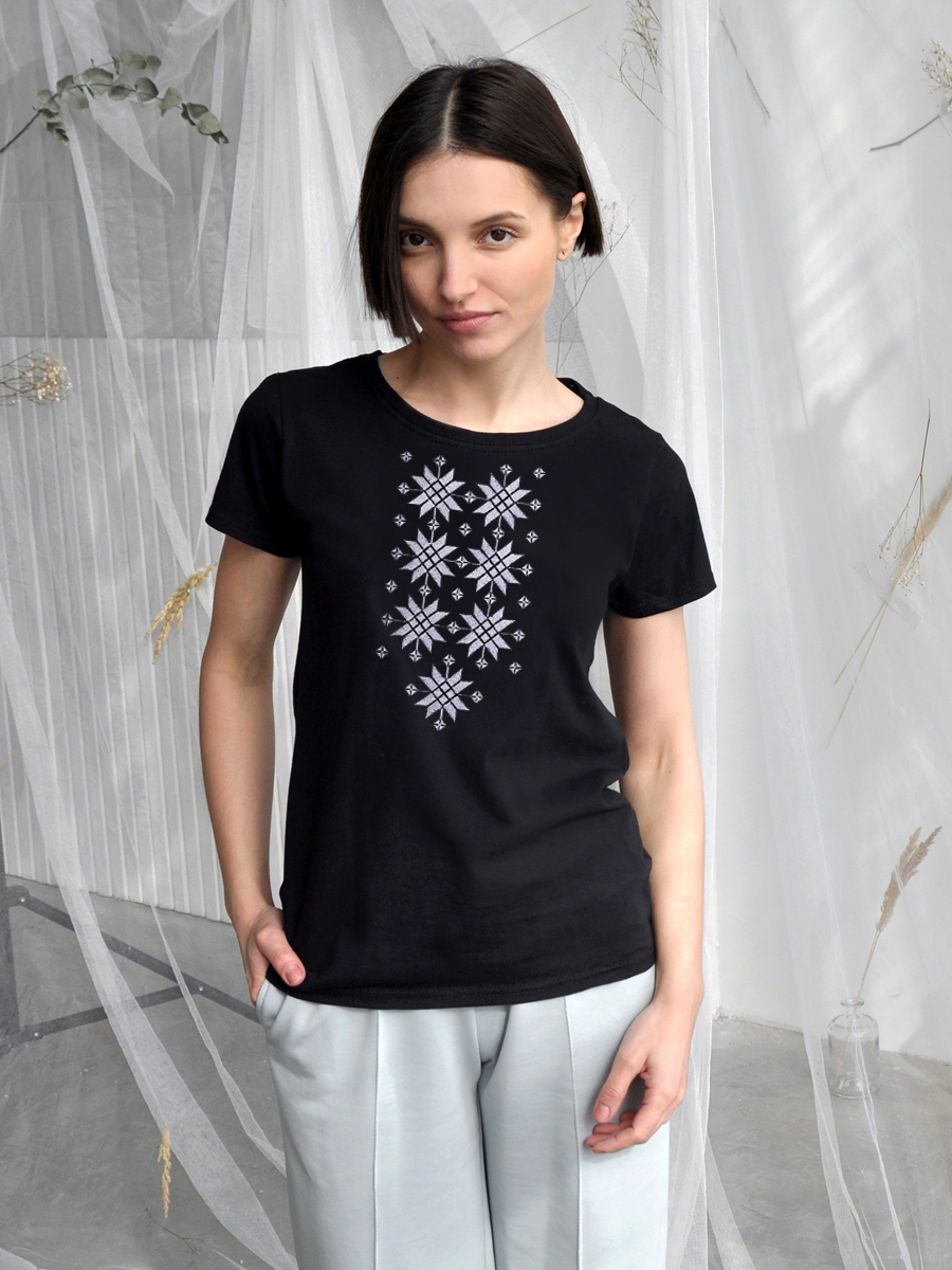 Женская футболка черная с белой вышивкой "Жыццё" 