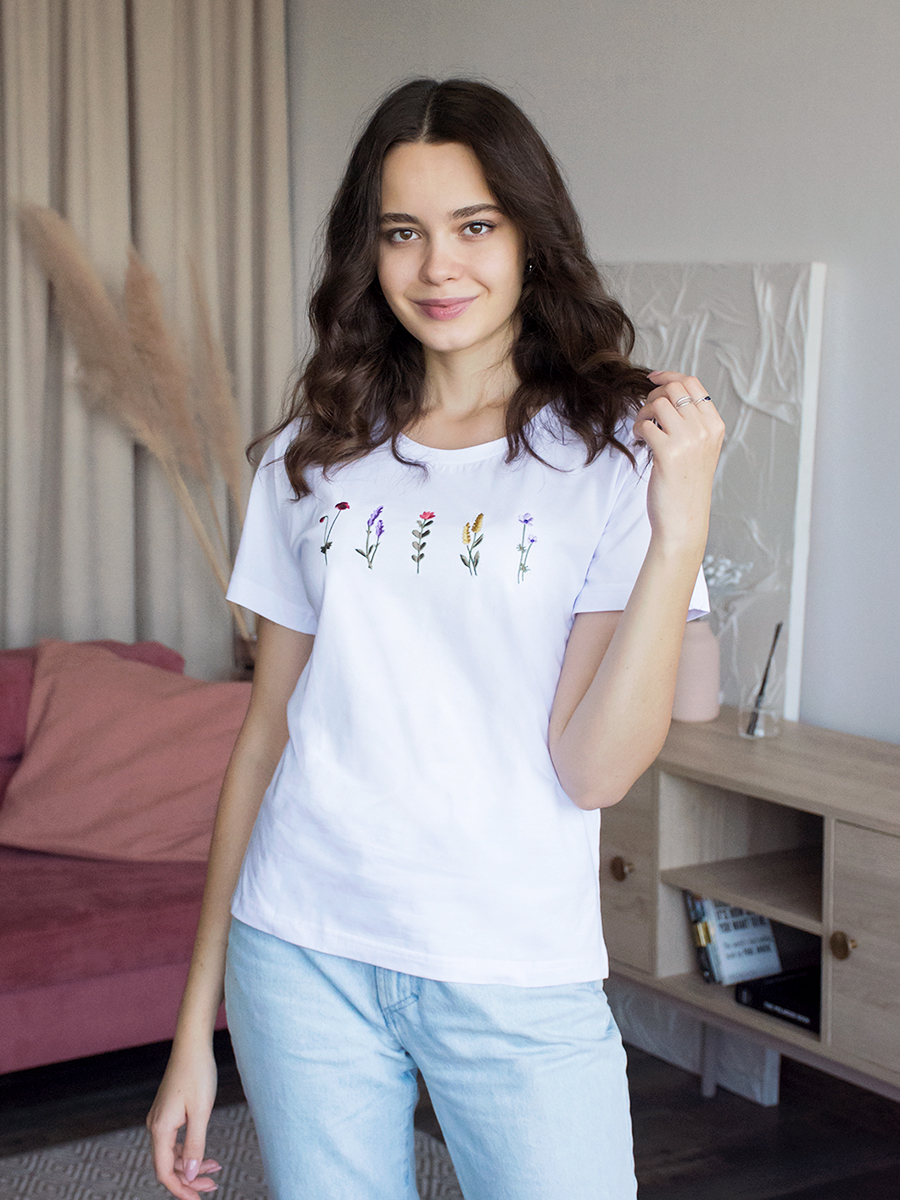 Женская белая футболка со спущенным плечом и разрезами с вышивкой "5 flowers"