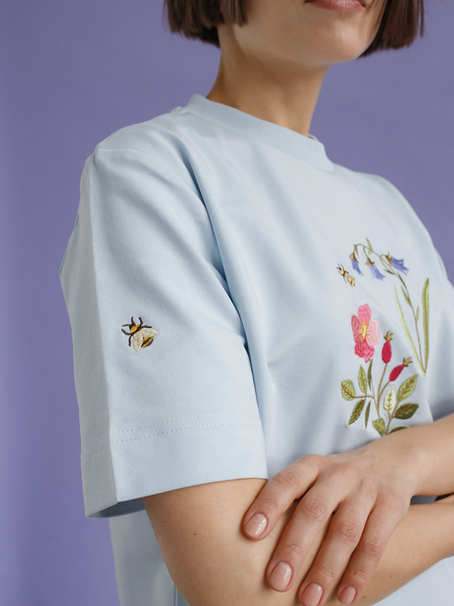 Серо-голубая футболка оверсайз (плотная) с вышивкой «Шиповник»