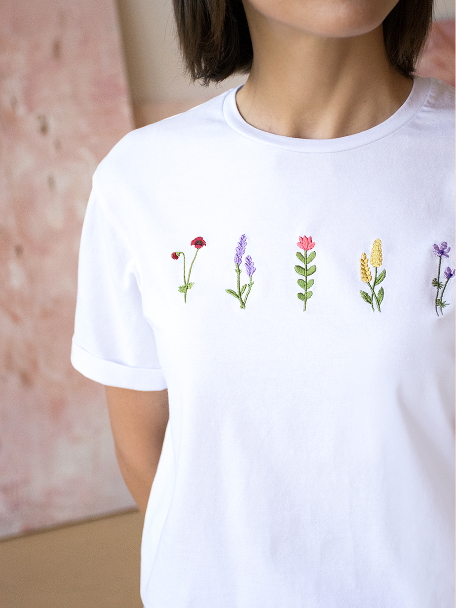 Женская белая футболка оверсайз с вышивкой "5 flowers"