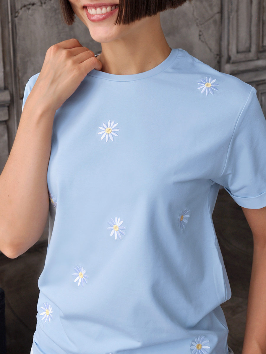 Женская голубая футболка оверсайз с вышивкой "Ромашечки"