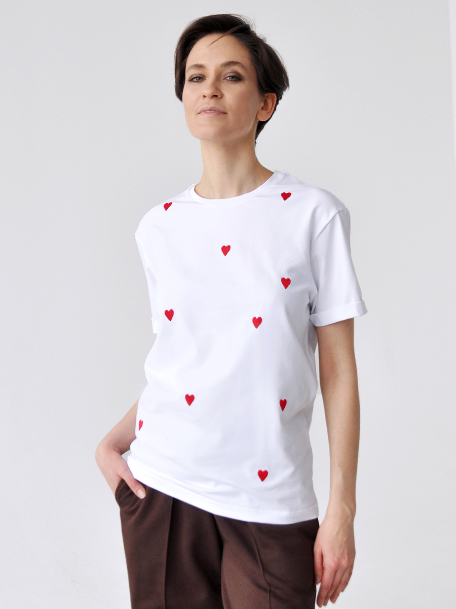 Женская белая футболка оверсайз с красной вышивкой "Сердечки"