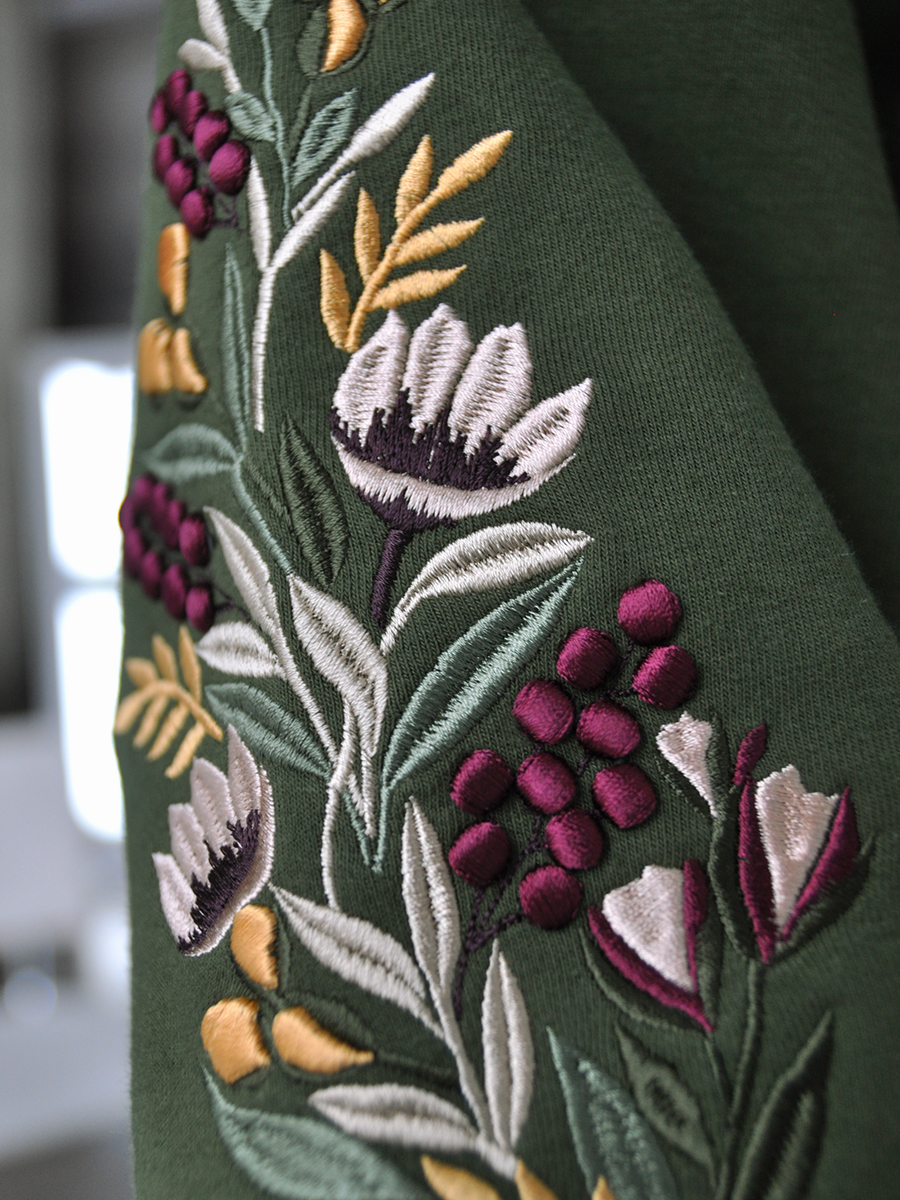 Женский темно-зеленый свитшот оверсайз с цветочной вышивкой на рукавах