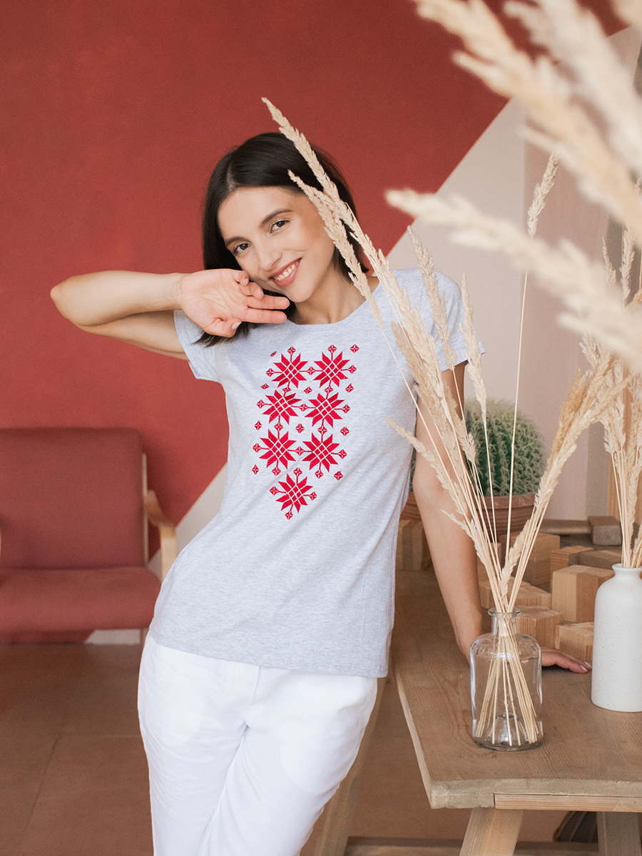 Женская футболка серая с красной вышивкой "Жыццё"