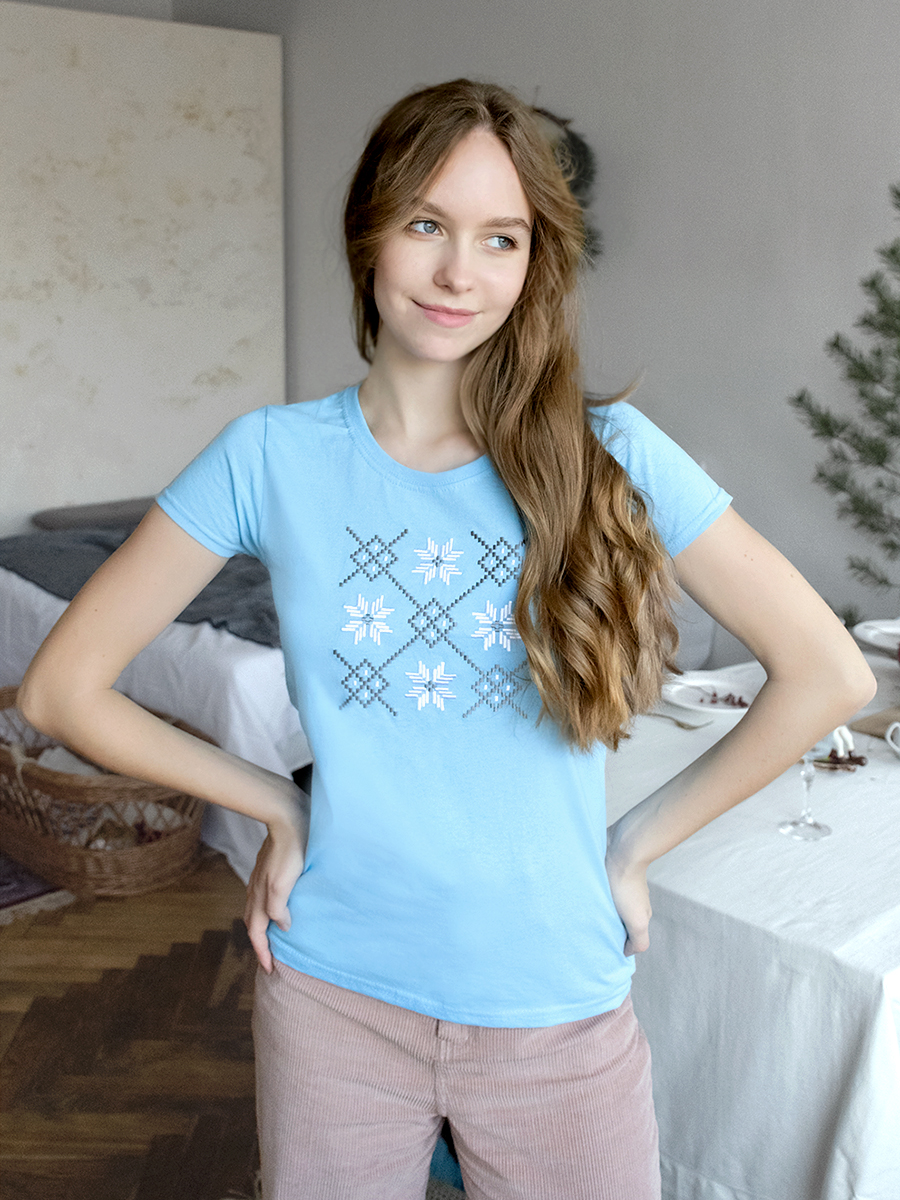 Женская футболка голубая с бело-серой вышивкой "Спарыш" 