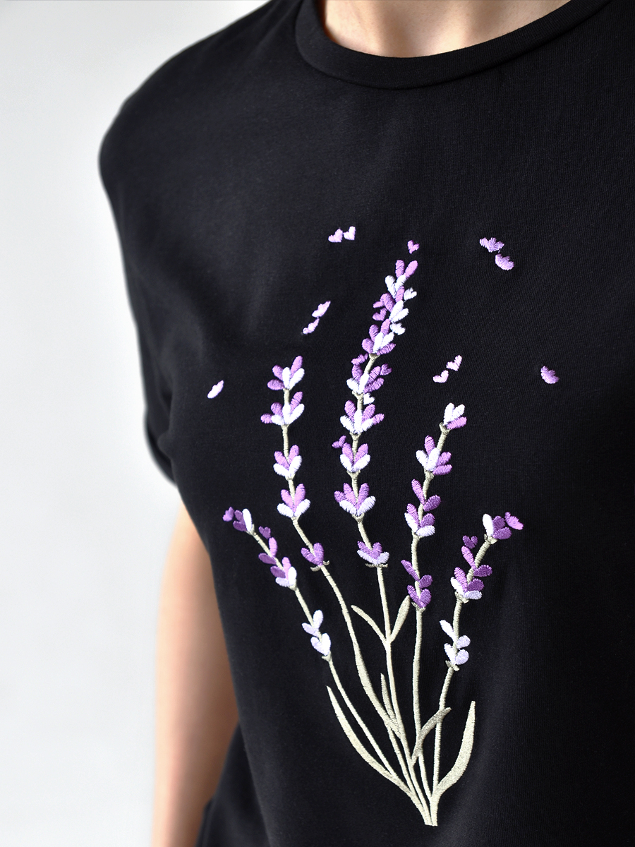 Женская черная футболка оверсайз с вышивкой "Лаванда"