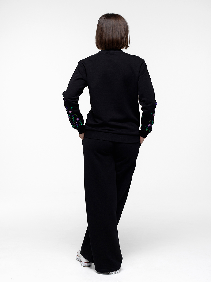 Женский свитшот черный прямого кроя с вышивкой "Крокусы"