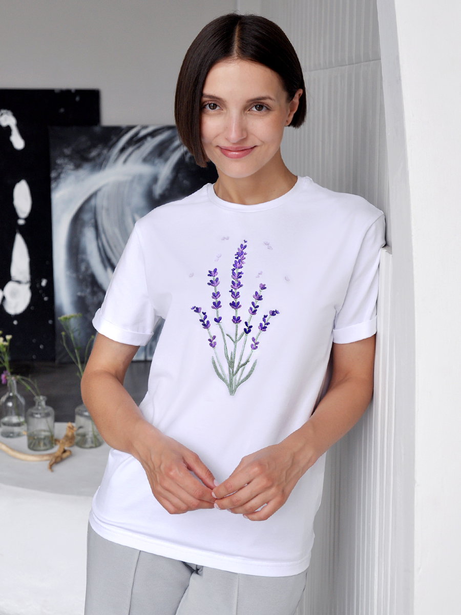 Женская белая футболка оверсайз с вышивкой "Лаванда"