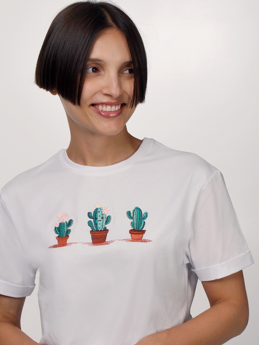 Женская белая футболка оверсайз с вышивкой "Кактусы"