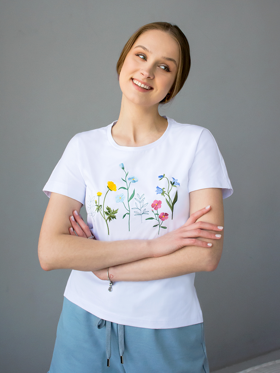 Женская белая футболка со спущенным плечом и разрезами с вышивкой "Мир цветов"