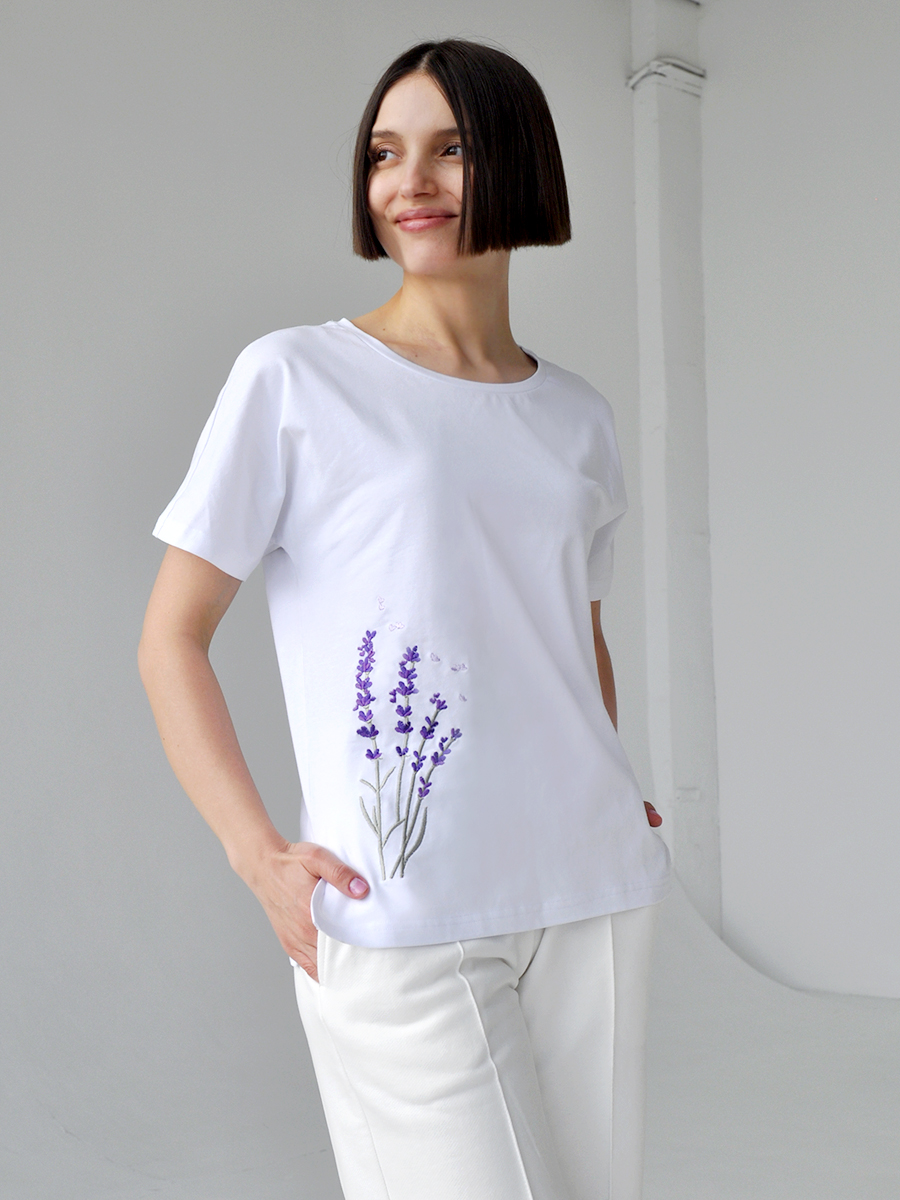 Женская белая футболка со спущенным плечом и разрезами с вышивкой "Лаванда"