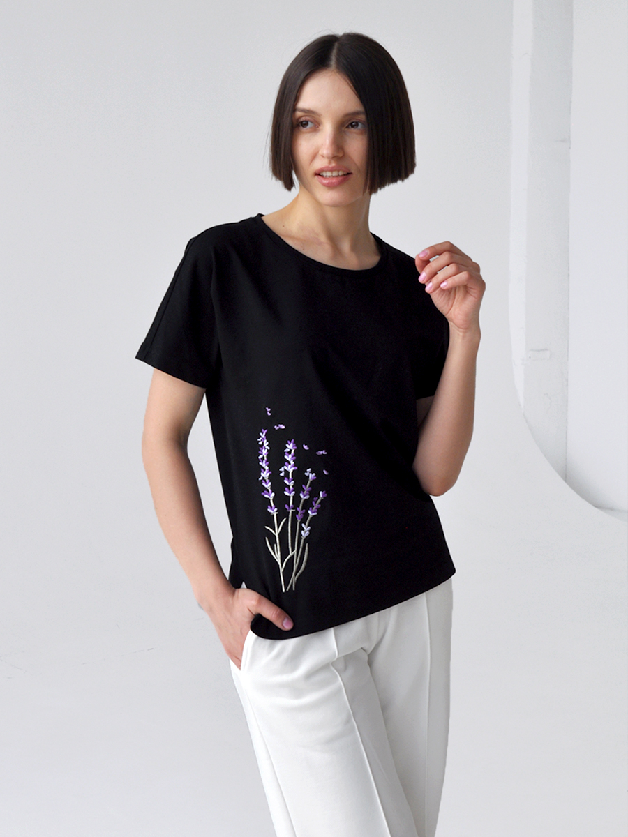 Женская черная футболка со спущенным плечом и разрезами с вышивкой "Лаванда"