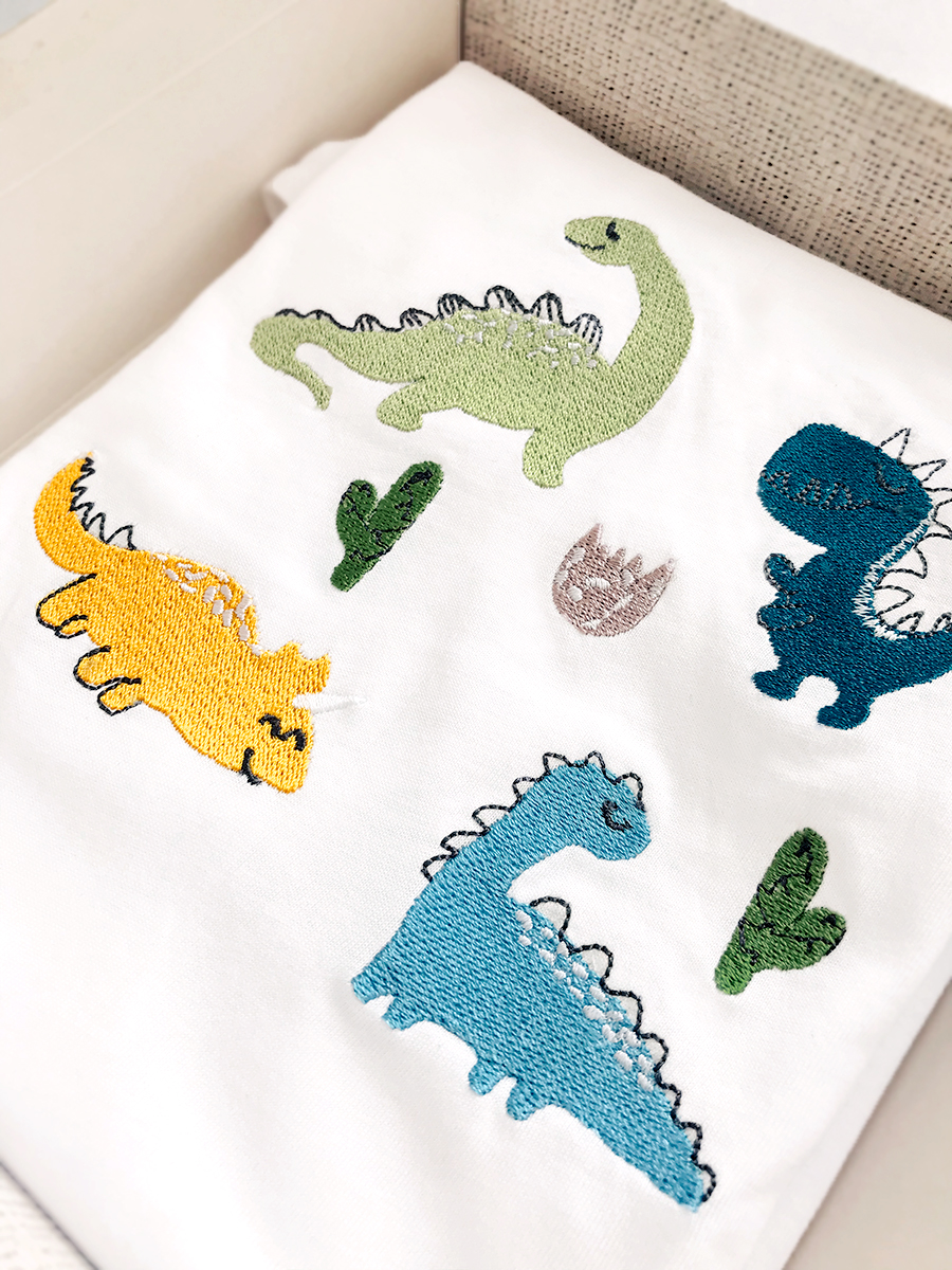 Детская футболка белая с вышивкой "Динозаврики" 