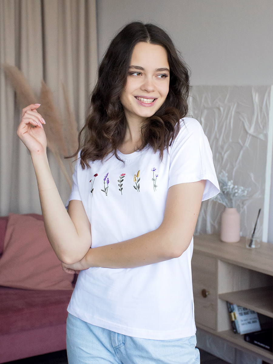 Женская белая футболка со спущенным плечом и разрезами с вышивкой "5 flowers"