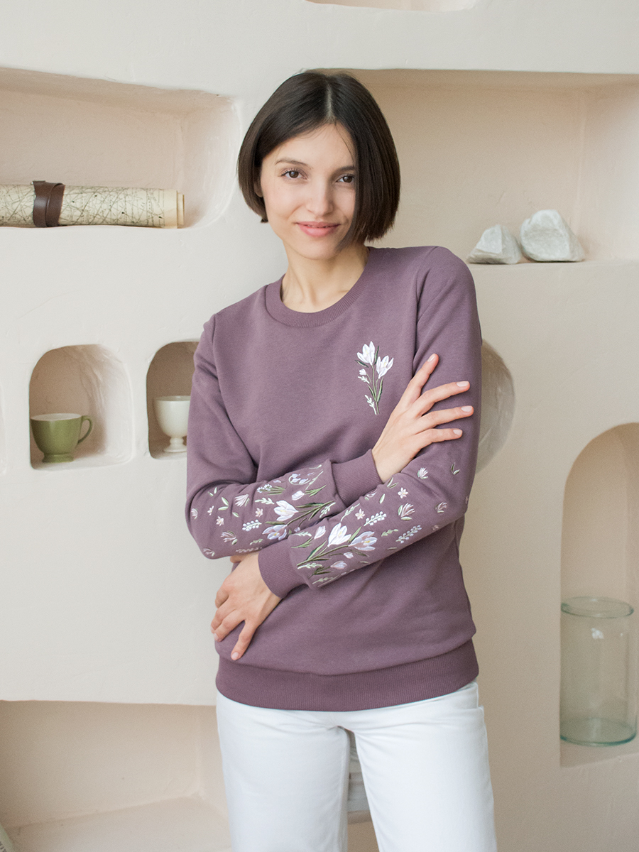 Женский свитшот сливовый с вышивкой "Крокусы"