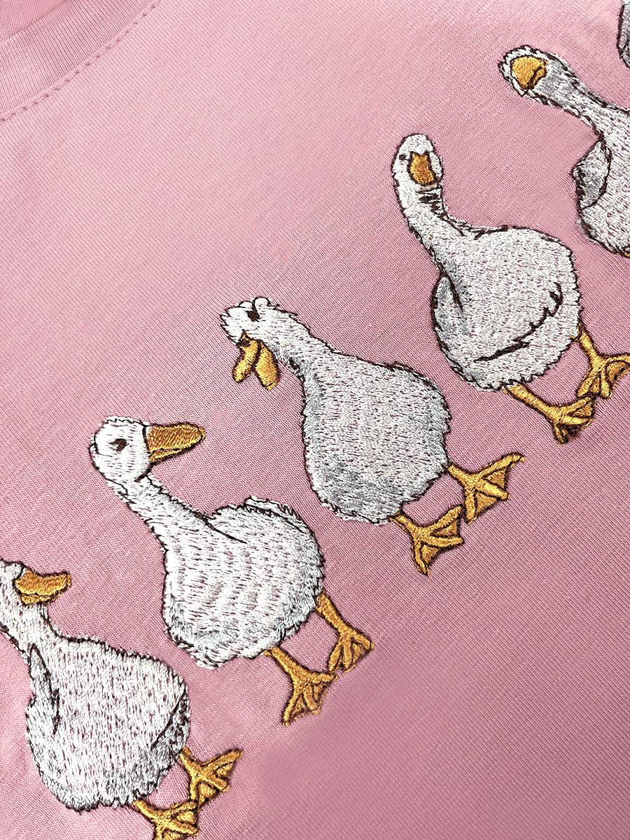 Женская футболка оверсайз цвета пыльная роза с вышивкой "Гуси"