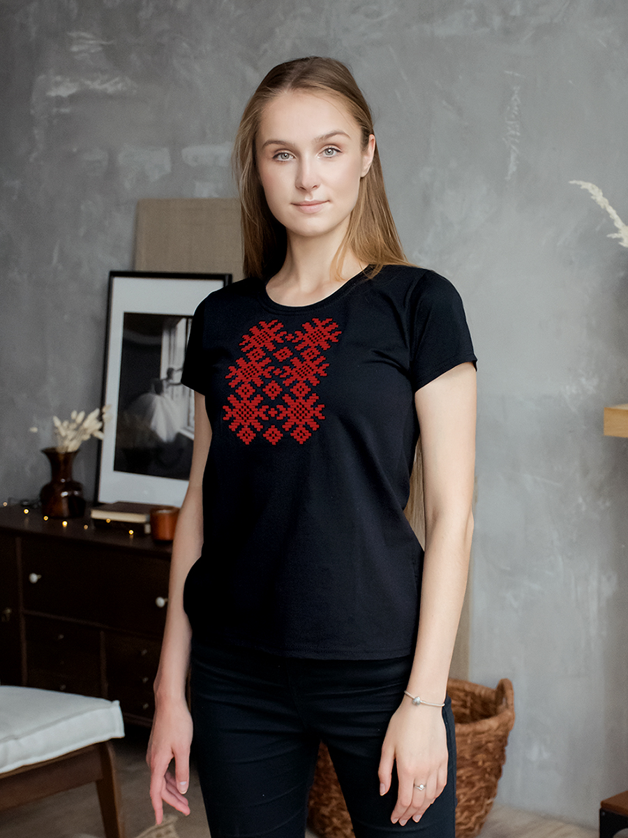 Женская футболка черная с красной вышивкой "Ярыла" 