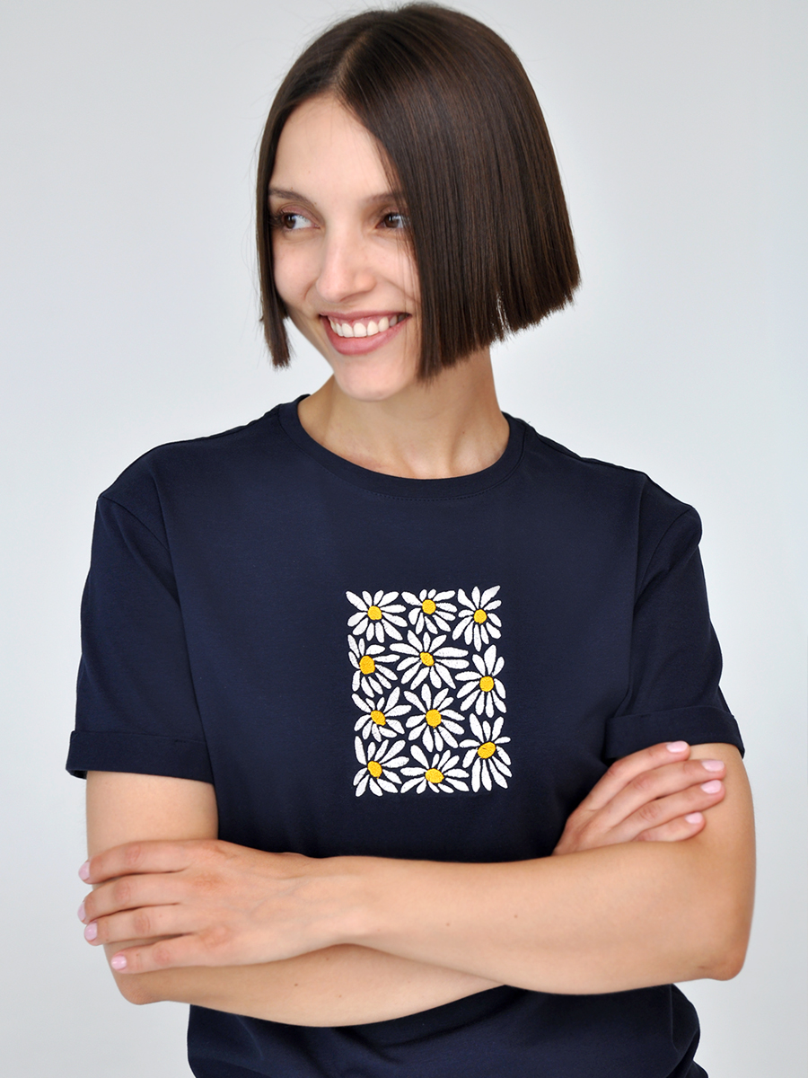 Женская темно-синяя футболка оверсайз с вышивкой "Поле ромашек"