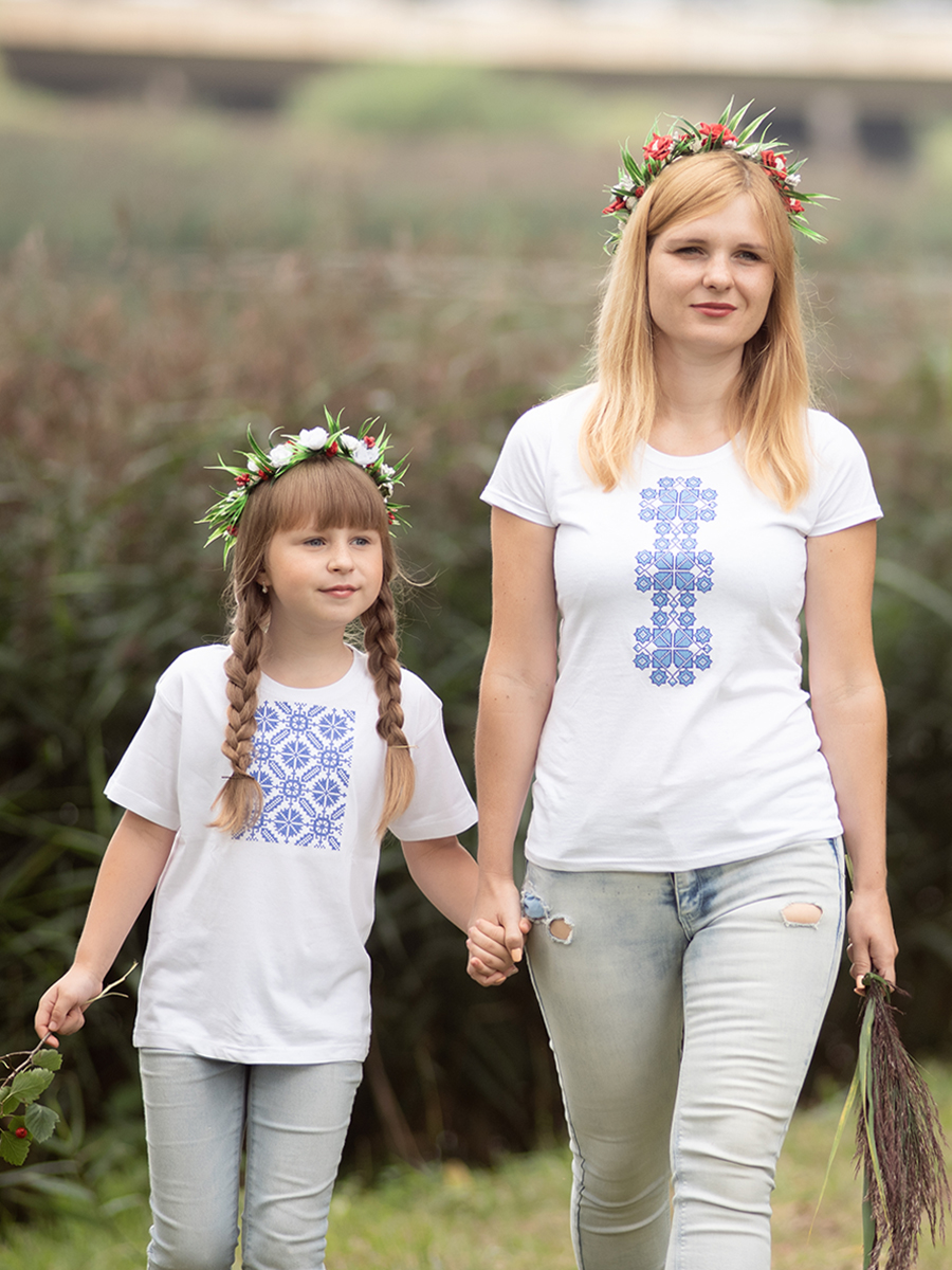 Детская футболка белая с синей вышивкой "Пяшчота"