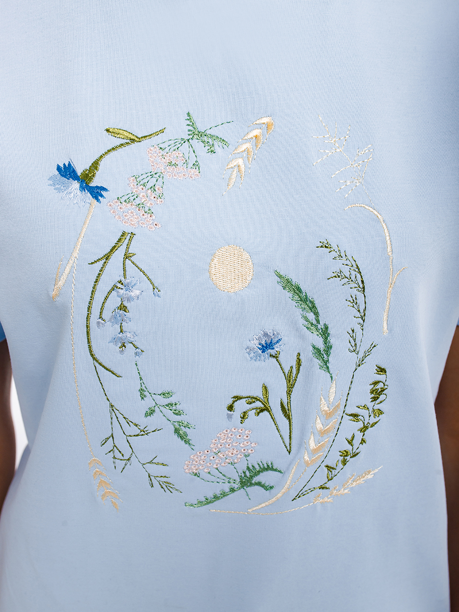 Женская футболка голубая оверсайз с вышивкой "Вальс цветов"