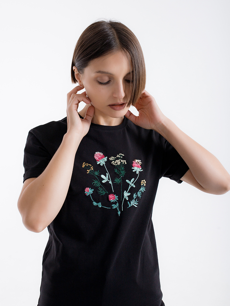 Женская футболка черная оверсайз с вышивкой "Клевер"