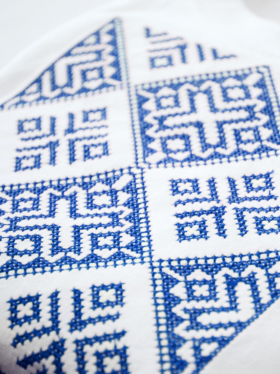 Мужская футболка белая с синей вышивкой "Прыяднанне" 