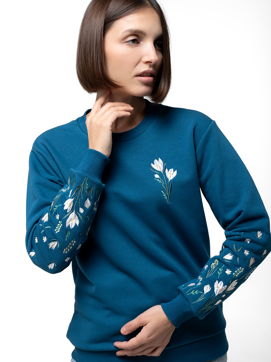 Женский свитшот цвета морской волны прямого кроя с вышивкой "Крокусы"