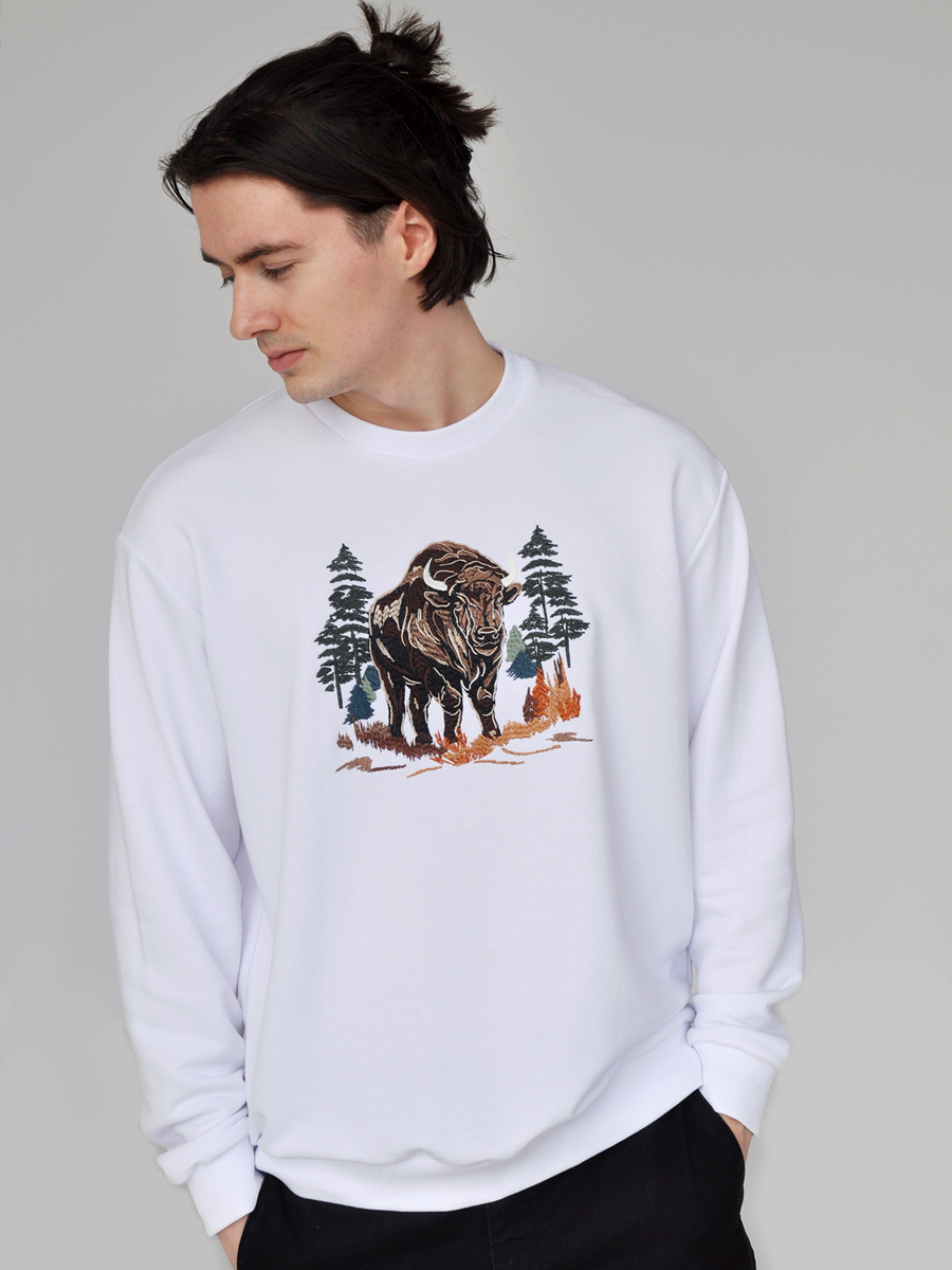 Свитшот мужской белый с вышивкой "Зубр"