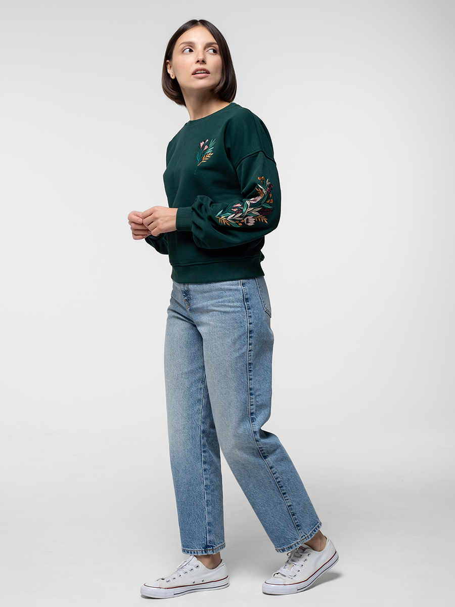 Женский свитшот оверсайз изумрудный с цветочной вышивкой на рукавах
