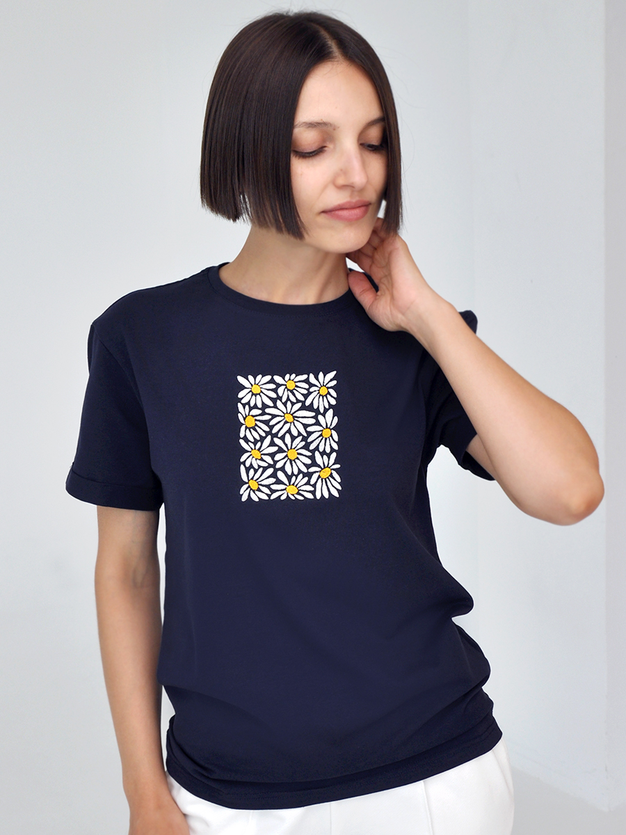 Женская темно-синяя футболка оверсайз с вышивкой "Поле ромашек"